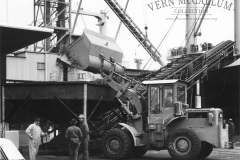 Loading lucern pellets.
Caterpillar 950 loader(driver Frank Mirtschin)